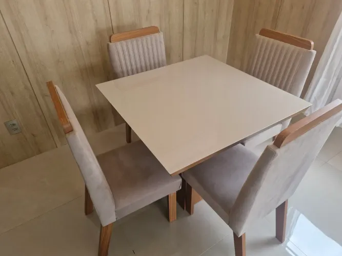 Mesa (90x90) + 4 cadeiras