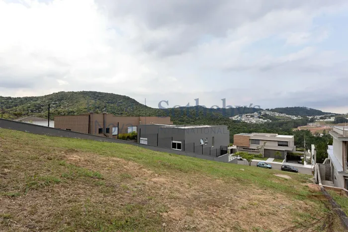 Terreno cercado de área verde em localização privilegiada
