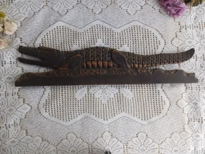 Adorno de parede em formato de crocodilo de madeira