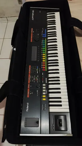 Roland Jupiter 50 + Case Resistente + Estante + Cabos + Pedal de Sustain