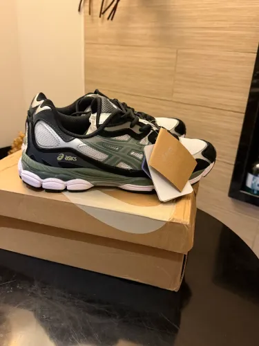 ASICS GEL NYC PRETO COM DETALHES EM VERDE! - NOVO - TAMANHO 41.5 BR