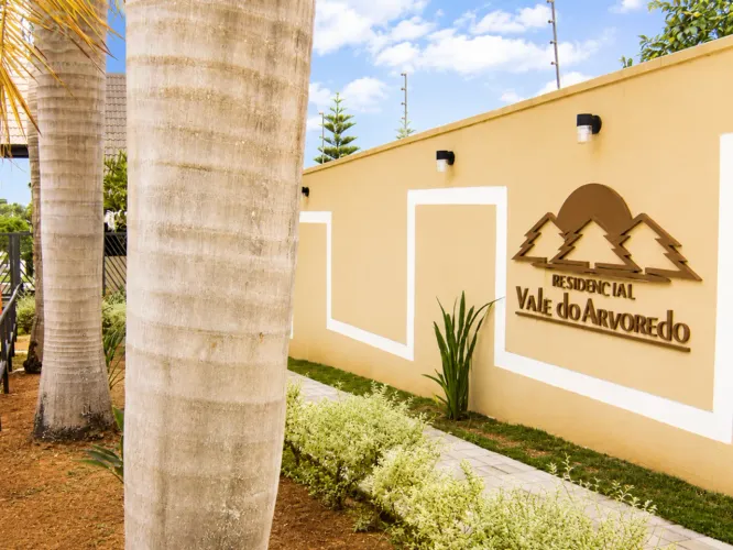 Casa à venda em Londrina, Condomínio Vale do Arvoredo, com 4 quartos, com 164.63 m²
