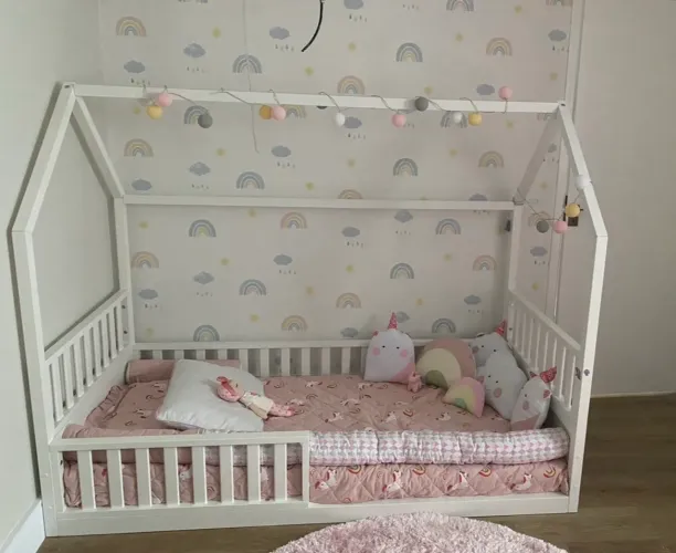Cama montessoriana infantil