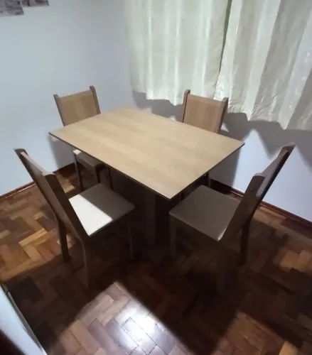 Mesa de Jantar com 4 cadeiras em MDF