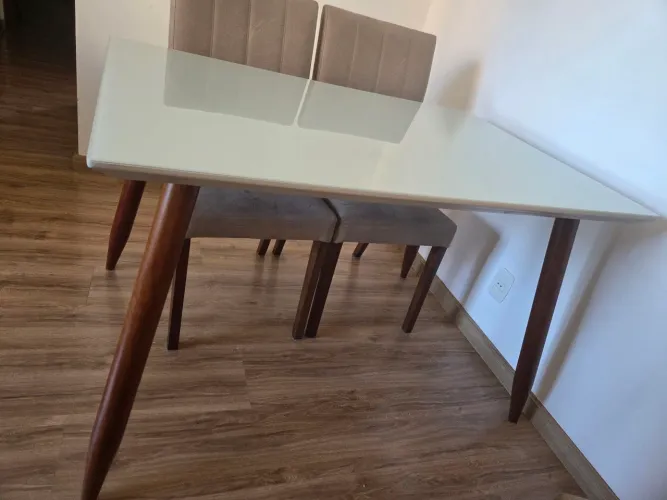 MESA!! Mesa de 4 lugares, pouco uso. Sem as cadeiras.