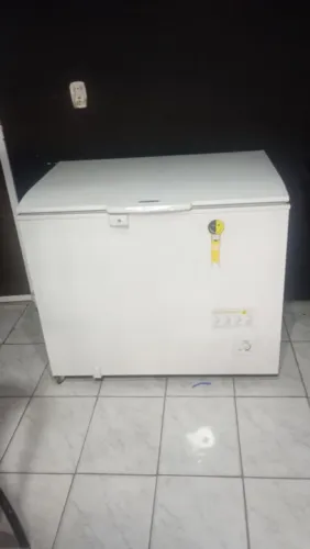 Freezer semi novo