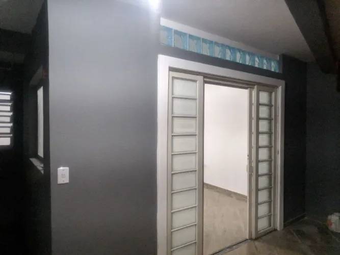 Aluga-se casa de 3 cômodos