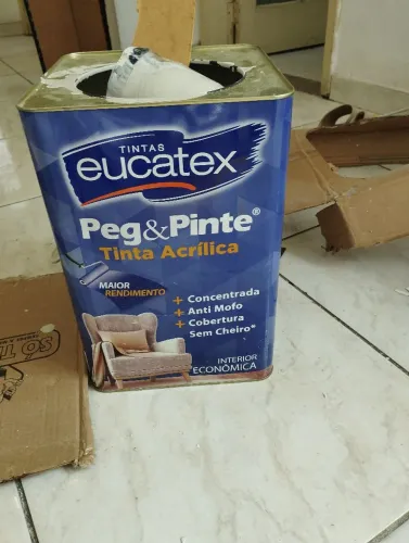 Tinta acrílica Eucatex peg e pinte cor branco gelo