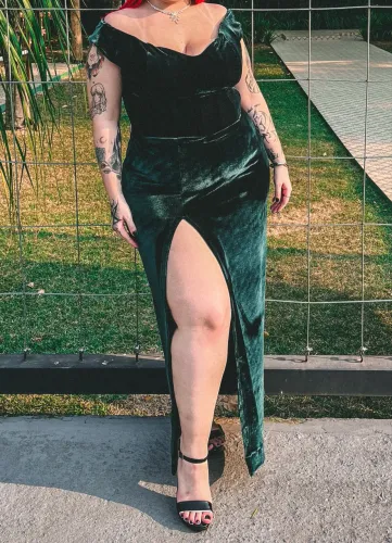 vestido veludo verde esmeralda ombro a ombro