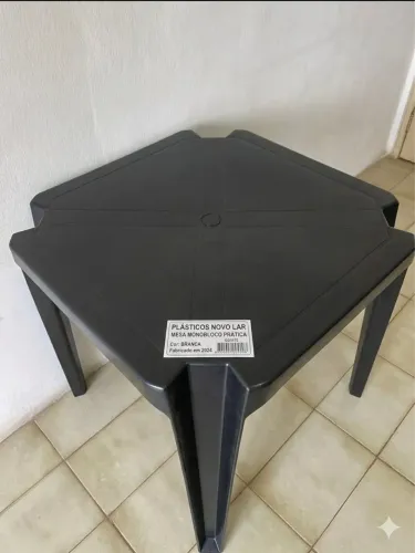 Mesas em plástico nova só uma R$80 vindo buscar
