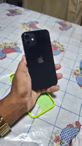 Vende-se iPhone 12 64gb seminovo com poucas marcas de uso.