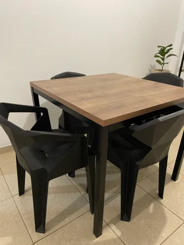 Mesa com 4 cadeiras 