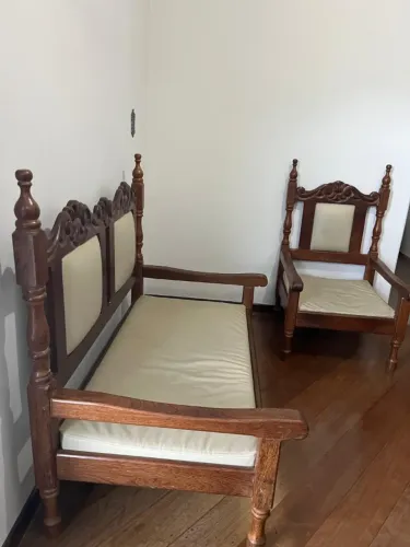 Sofá madeira maciça com almofadas