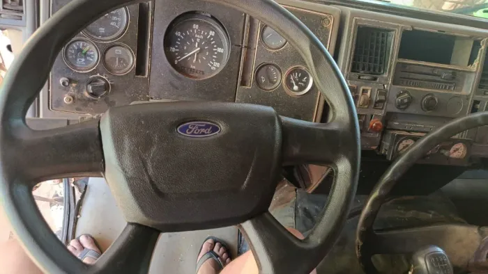 Ford cargo 1317 truk graneleiro