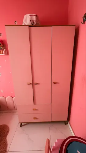 Guarda roupa rosa bonito