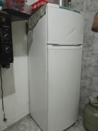 Vendo uma geladeira cônsul de duas portas
