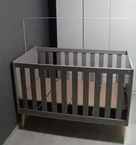 Berço abracadabra 2 em 1com colchão Ortobom cor cinza claro ótimo estado