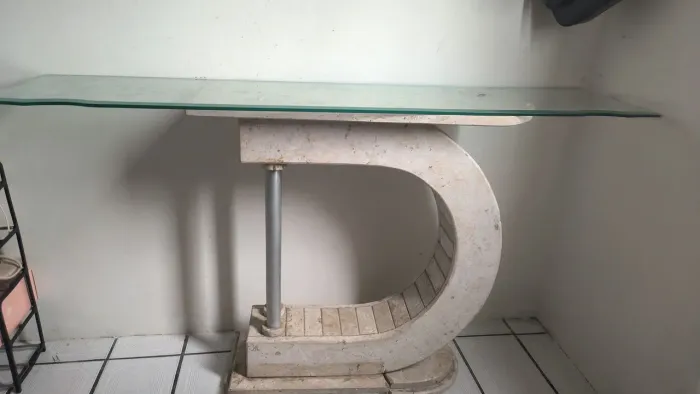 Vendo uma base de mármore com vidro