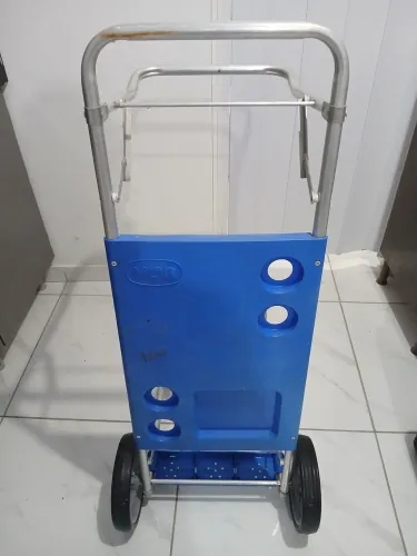 Carrinho de praia com avanço para caixa térmica e cadeiras.