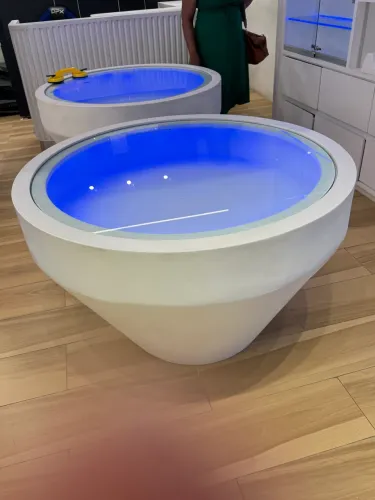 Mostruário moderno formato oval para loja com iluminação