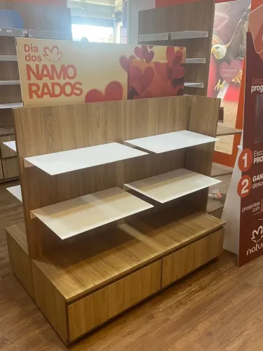 Vendo móveis projetados para loja 