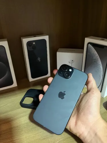 Iphone 15 - 128GB (84% de bateria)