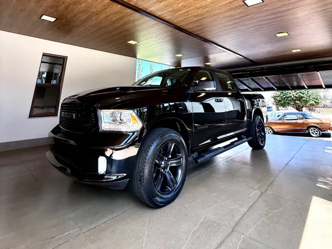 Ram Classic Laramie Night Edition 5.7 V8 16V Gasolina 4X4 Aut. 2022