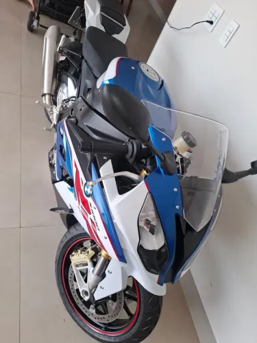 Moto esportiva, potente e impecável.