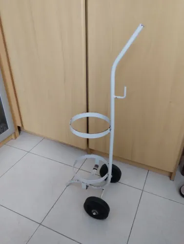 Carrinho com rodas para cilindros