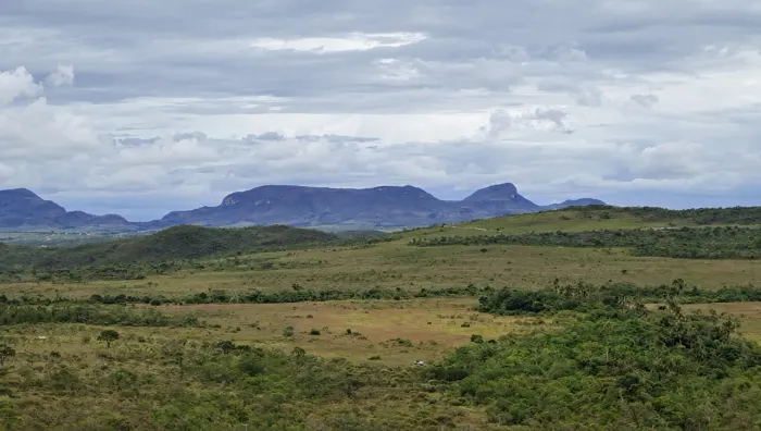 Terreno de 4,3 hectares no Vale Verde, Chapada dos Veadeiros, com córrego.