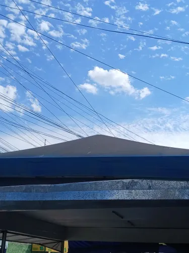 Tenda piramidal medida de 8 frente por 6 metros latera