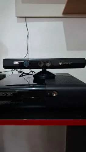 Xbox 360 Super Slim + Kinect + Jogos de brinde
