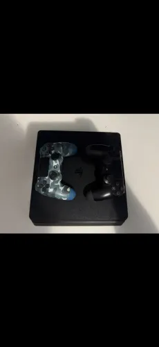 PS4 Slim 1TB + 2 controles
