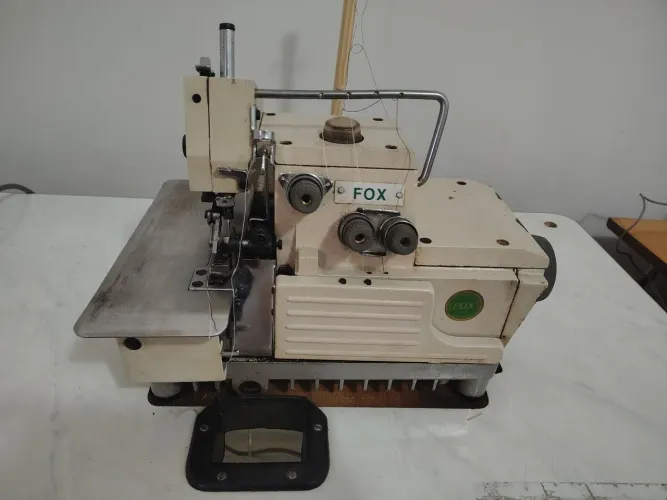 Máquina overlock 