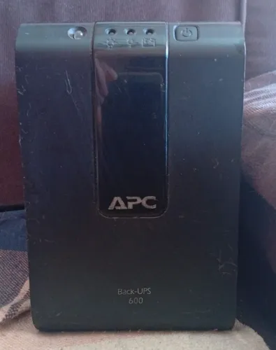 Nobreak APC Back-UPS 600VA precisando trocar bateria
