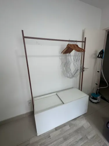 Baú com arara para loja