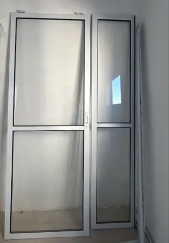 Porta de Correr para Lavanderia em Alumínio Branco com Vidro - Excelente Estado