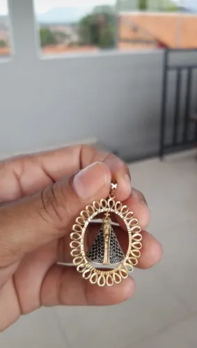 Vende-se um pingente ouro.