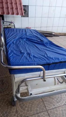 Cama hospitalar com colchão pneumático