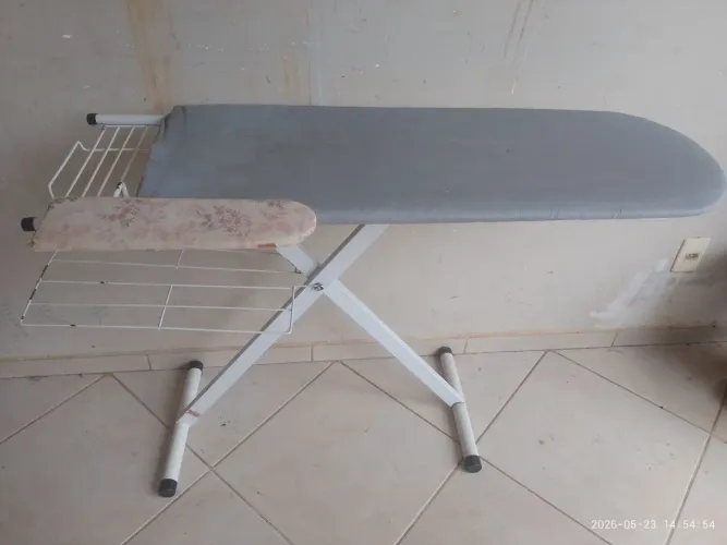 Tábua de passar roupas com suporte para ferro 