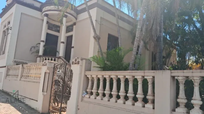 Casarão histórico com 5 quartos, em 897m2 de terreno em Ibitinga SP.