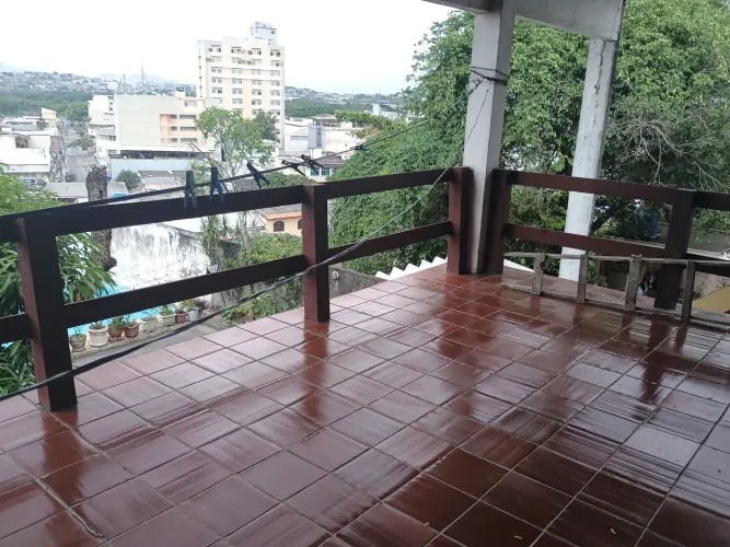 Vendo casa 2 andares em condomínio em Caxias.
