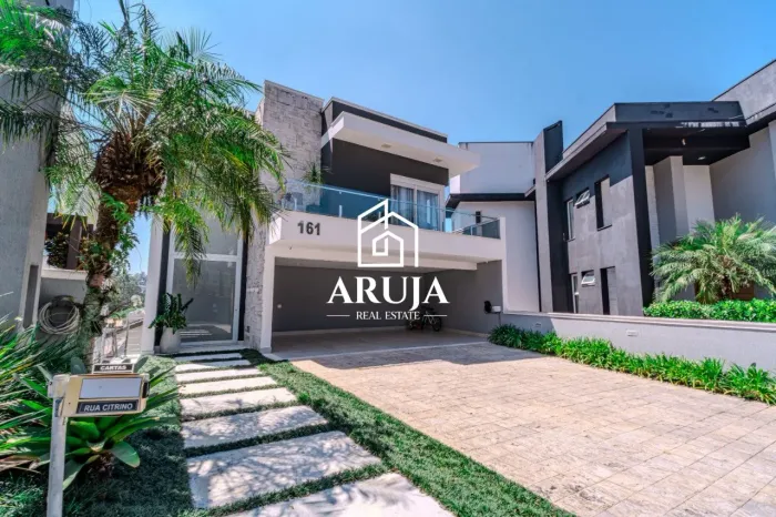 Casa de alto padrão com 4 suítes e ampla capacidade de garagem em condomínio fechado