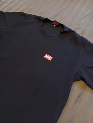 Camiseta Diesel Preta Básica Logo Vermelho - Tam G