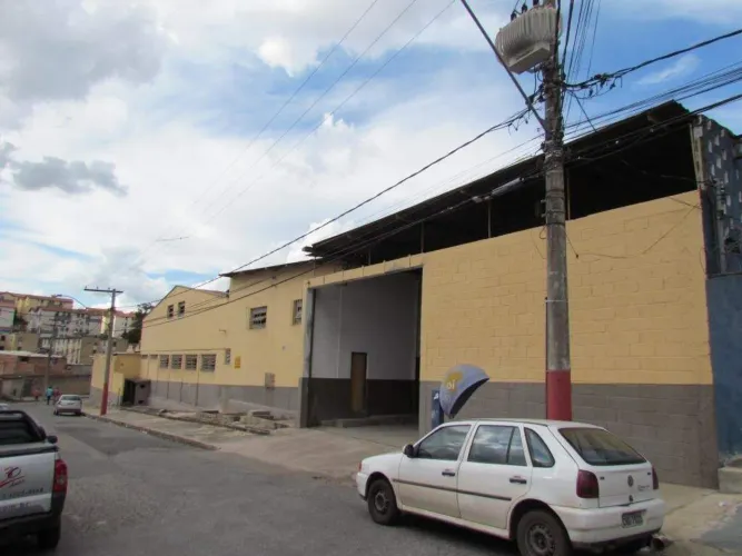 Galpão de 1357m² construídos, em EXCELENTE LOCALIZAÇÃO, a 50m da BR-381, próximo à TOSHIBA