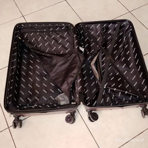 Mala para viagem com preçinho acessível!! Bm espaçosa, zíperes e rodinhas em ótimo estado