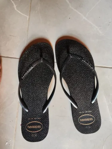 Chinelo havaianas preta com porpurina