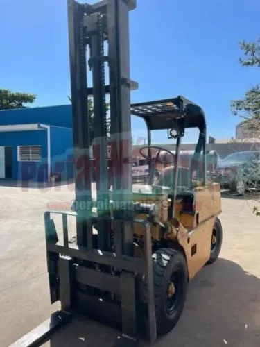 Empilhadeira Marca CLARK 2,5 Toneladas