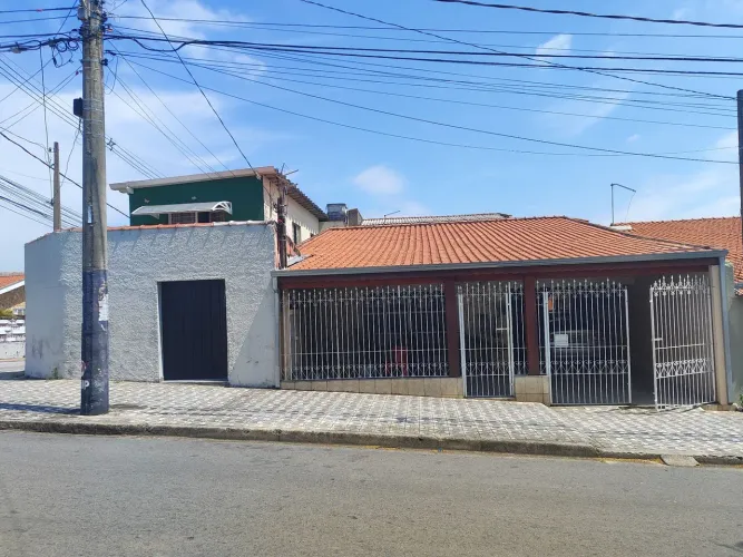 Vendo duas casas no mesmo terreno separadas com muro,sendo uma térreo e um sobrado