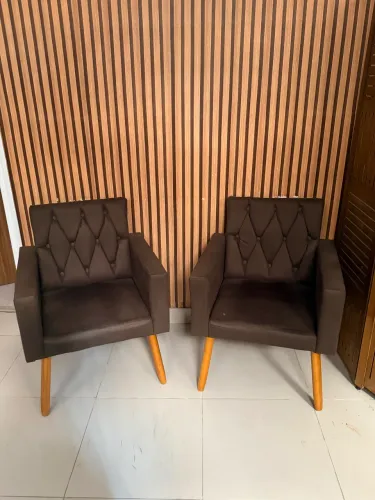 Conjunto de duas cadeiras de suede marrom